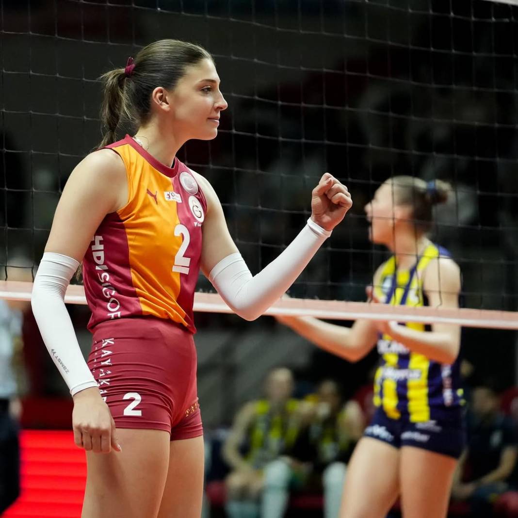 İlkin Aydın'ın babası bakın kim çıktı? Alev kırmızısı da çok yakıştı 4